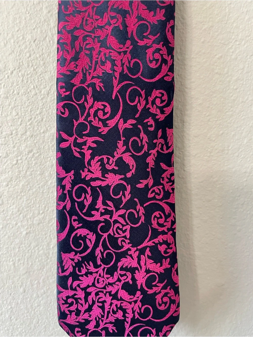 Hisdern Tie  Men's Floral Scroll Tie - Navy and Fuchsia